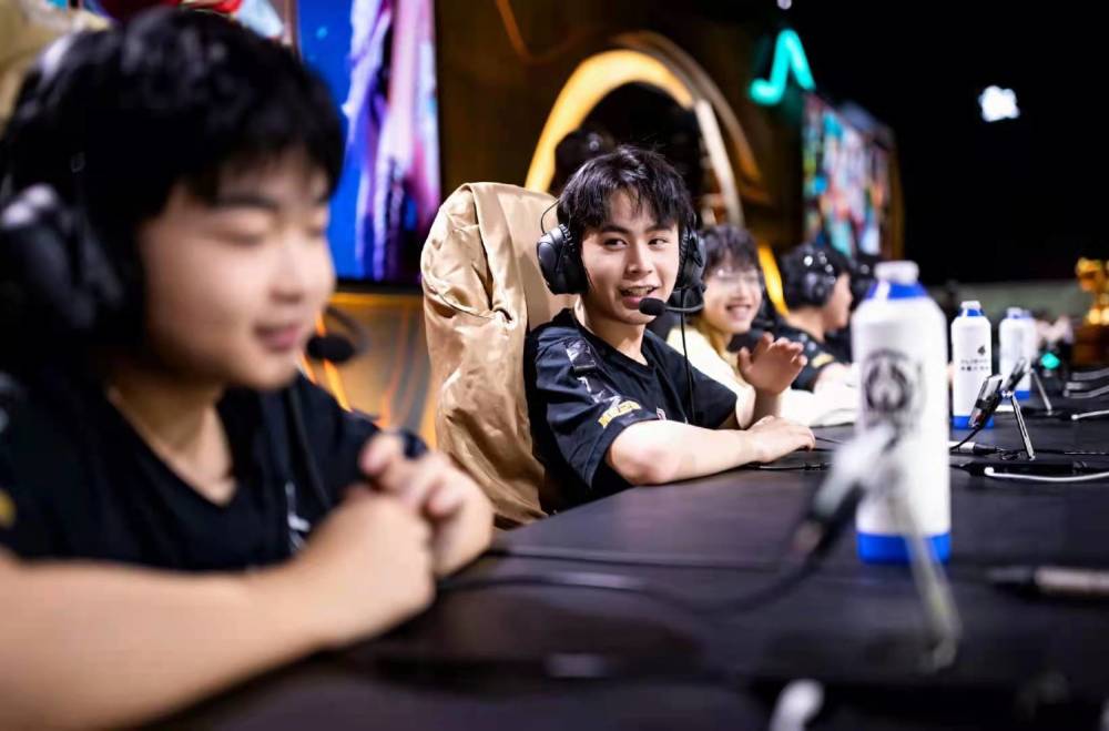 面对对手持 面对对手持